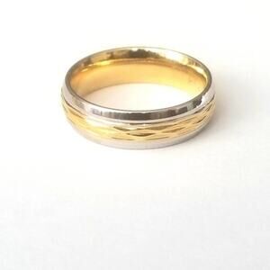 New‎ stainless steel gold Toned ring size 8
